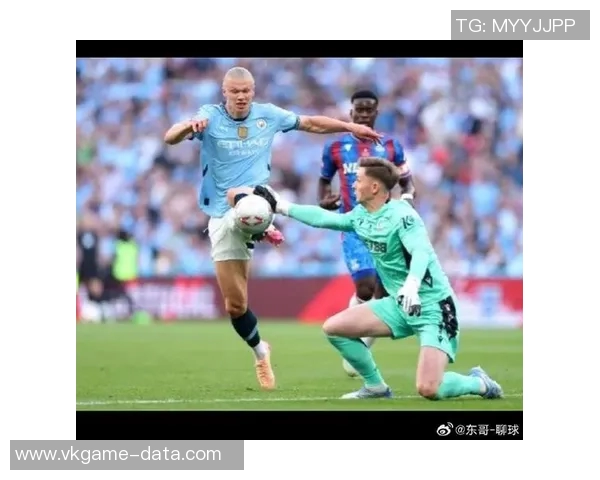 中超激战曼城与曼联握手言和乌龙球引发全场狂欢